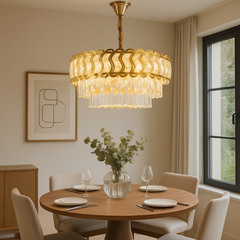 Candelabru rotund auriu Ø500 cu cristale stralucitoare, montat deasupra mesei dreptunghiulare din dining elegant si luminos
