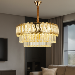 Candelabru rotund auriu Ø500 cu cristale decorative, amplasat in living spatios, lumina uniforma si efect luxos