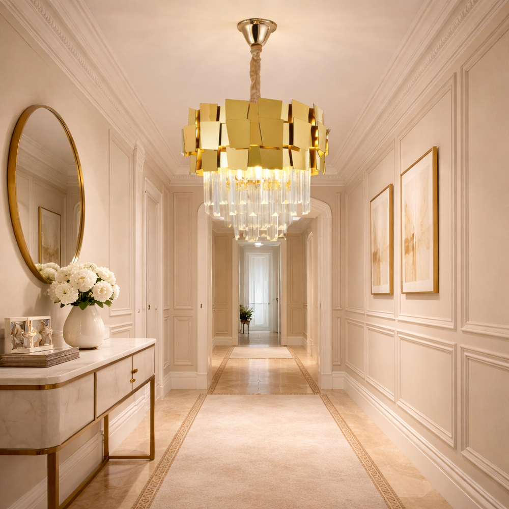 Candelabru rotunda aurie cu cristale pe hol interior elegant, design luxos cu placi aurii si elemente cristaline