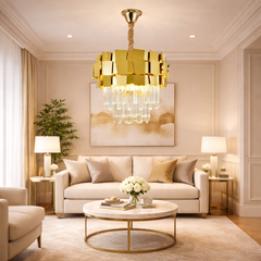 Candelabru rotunda aurie cu cristale in living mic luxos, design elegant cu placi metalice si detalii cristal