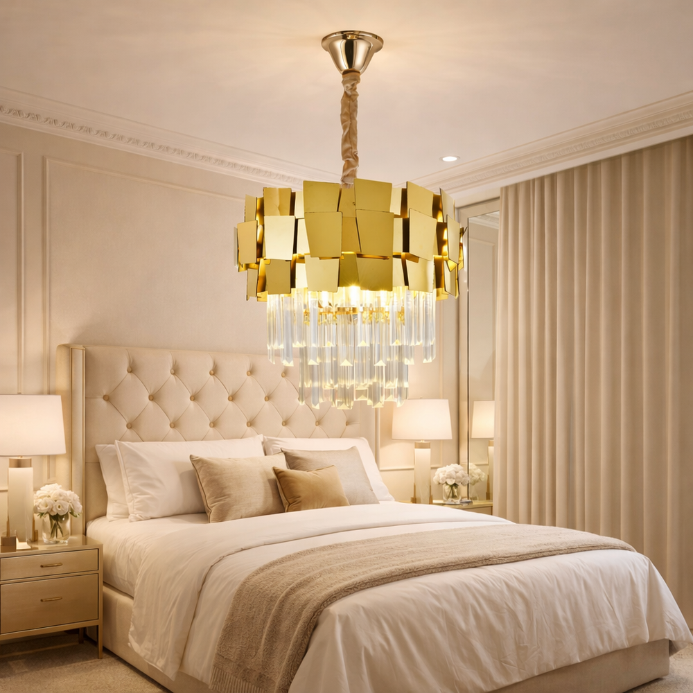 Candelabru rotunda aurie cu cristale in dormitor mic luxos, design elegant cu placi metalice si detalii cristal