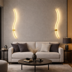 Aplica LED LUBAN Wave aurie design ondulat 38W montata pe perete in living modern de lux
