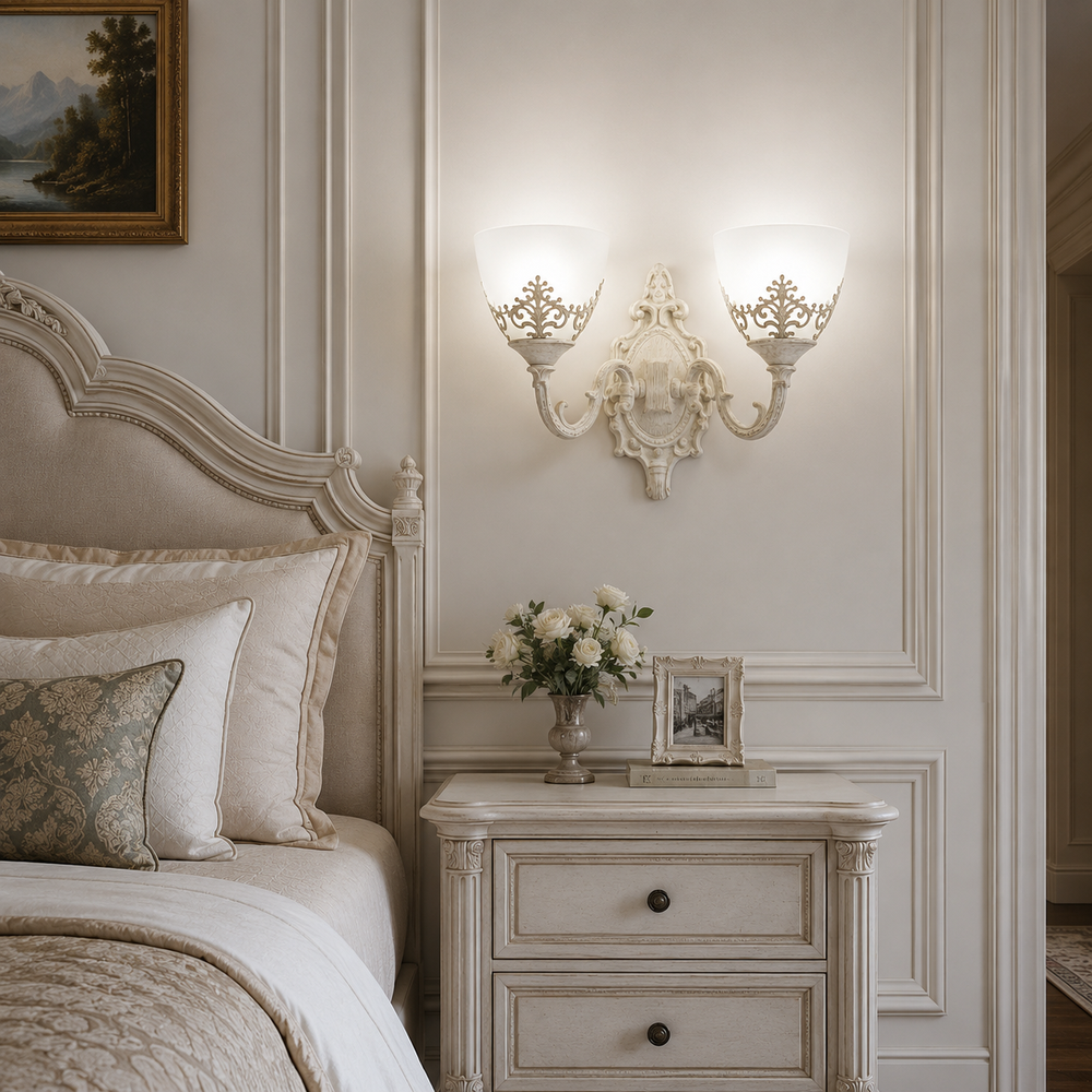 Aplica 6898-2W WH, design alb patinat cu doua brate florale, instalata pe hol pentru iluminare ambientala eleganta si vintage