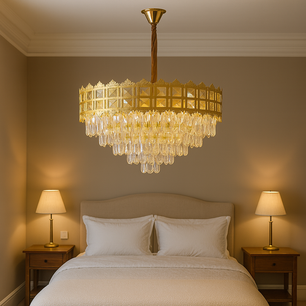 Candelabru auriu cu 8 becuri E27 in dormitor mare, iluminare ambientala calda, design modern si rafinat