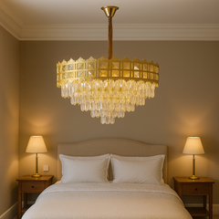 Candelabru auriu cu 8 becuri E27 in dormitor mare, iluminare ambientala calda, design modern si rafinat