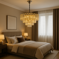 Candelabru rotund auriu cu 8 socluri E27, montat in dormitor mare, lumina uniforma si design modern rafinat.