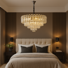 Candelabru rotund auriu cu 10 socluri E27, montat in dormitor mare modern, lumina ampla si design elegant.