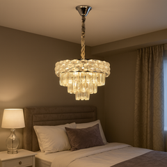 Candelabru rotund crom Ø400 mm cu 5 socluri E27, amplasat in dormitor, iluminare calda reglabila prin becuri alese, stil clasic elegant