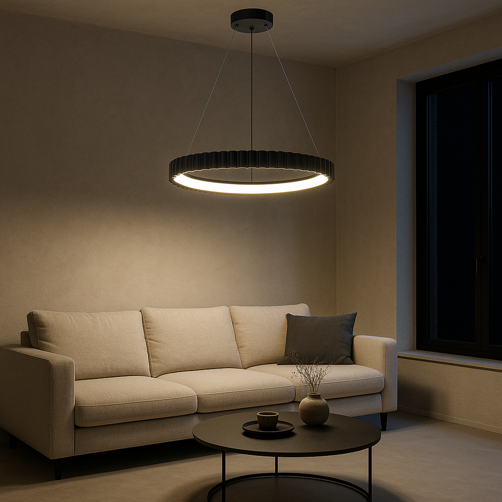 Pendul LED L77260/530 MB negru mat cu inel ondulat si telecomanda, lumina reglabila 3000–6500K, ideal pentru living modern si elegant.