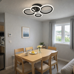 Lustra LED neagra patru cercuri 60W cu telecomanda, montata in bucatarie moderna, lumina ajustabila 3000-6500K pentru iluminare eficienta si uniforma