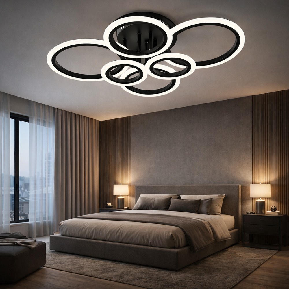 Lustra LED neagra sase cercuri 112W cu telecomanda, montata in dormitor modern, lumina ajustabila 3000-6500K pentru ambient elegant si confort vizual
