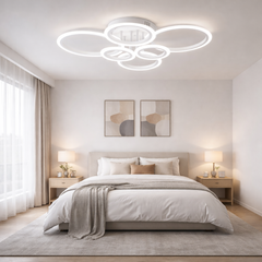 Lustra LED alba sase cercuri 112W cu telecomanda, montata in dormitor modern, lumina ajustabila 3000-6500K pentru confort si iluminare uniforma