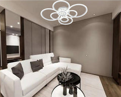 Lustra LED alba opt cercuri 180W cu telecomanda, montata in living mare modern, lumina ajustabila 3000-6500K pentru iluminare eleganta si puternica