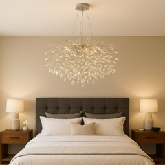 Candelabru cu cristale rotunda tip cascada cu 8 socluri E27, montat in dormitor spatios, lumina rafinata si efect spectaculos.