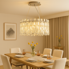 Candelabru rotund cu 6 becuri E27, suspendat deasupra mesei din dining, iluminare uniforma si eleganta moderna.