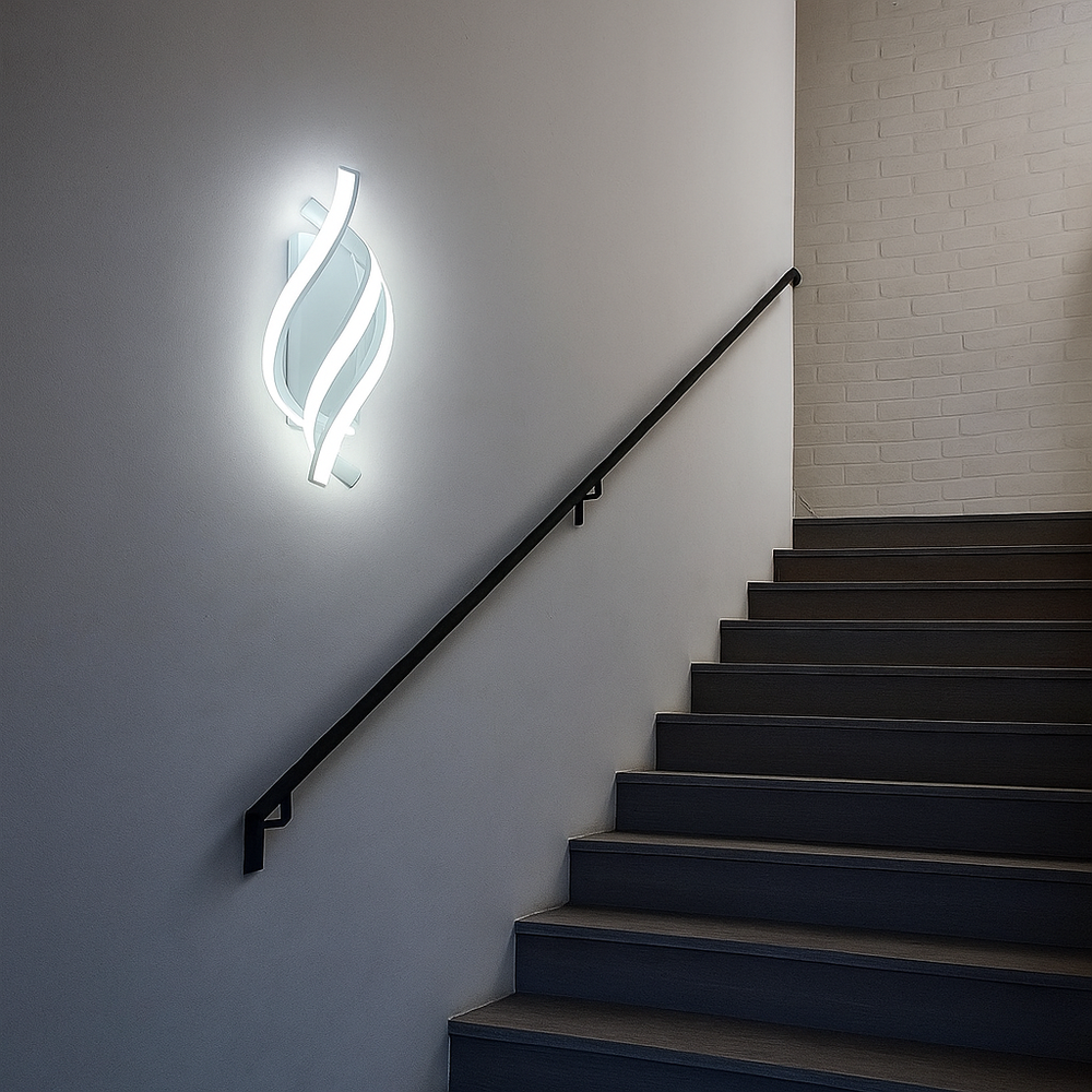 Aplica LED Twist Alb 38W, forma sculpturala curba, instalata pe un hol modern pentru lumina clara si rafinata