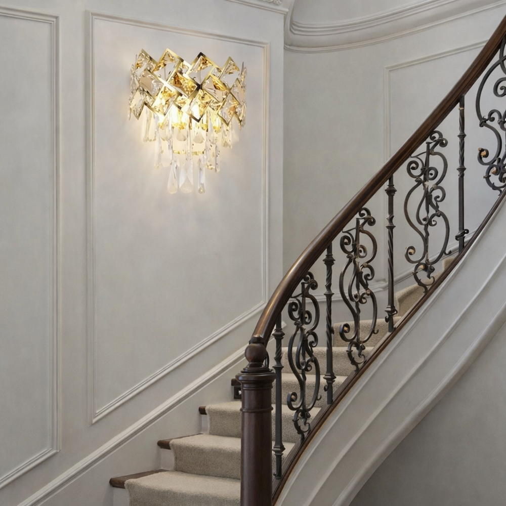 Aplica de perete aurie cu cristale transparente si design vertical elegant, iluminare decorativa rafinata pentru casa scarii sofisticata