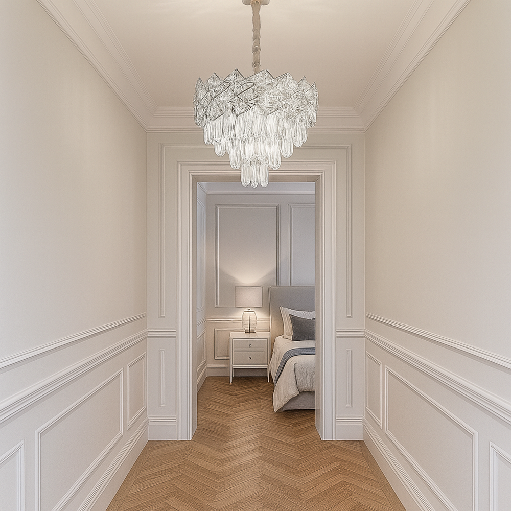 Candelabru rotund din cristal argintiu Ø300 mm, oferind lumina eleganta si reflexii decorative intr-un hol