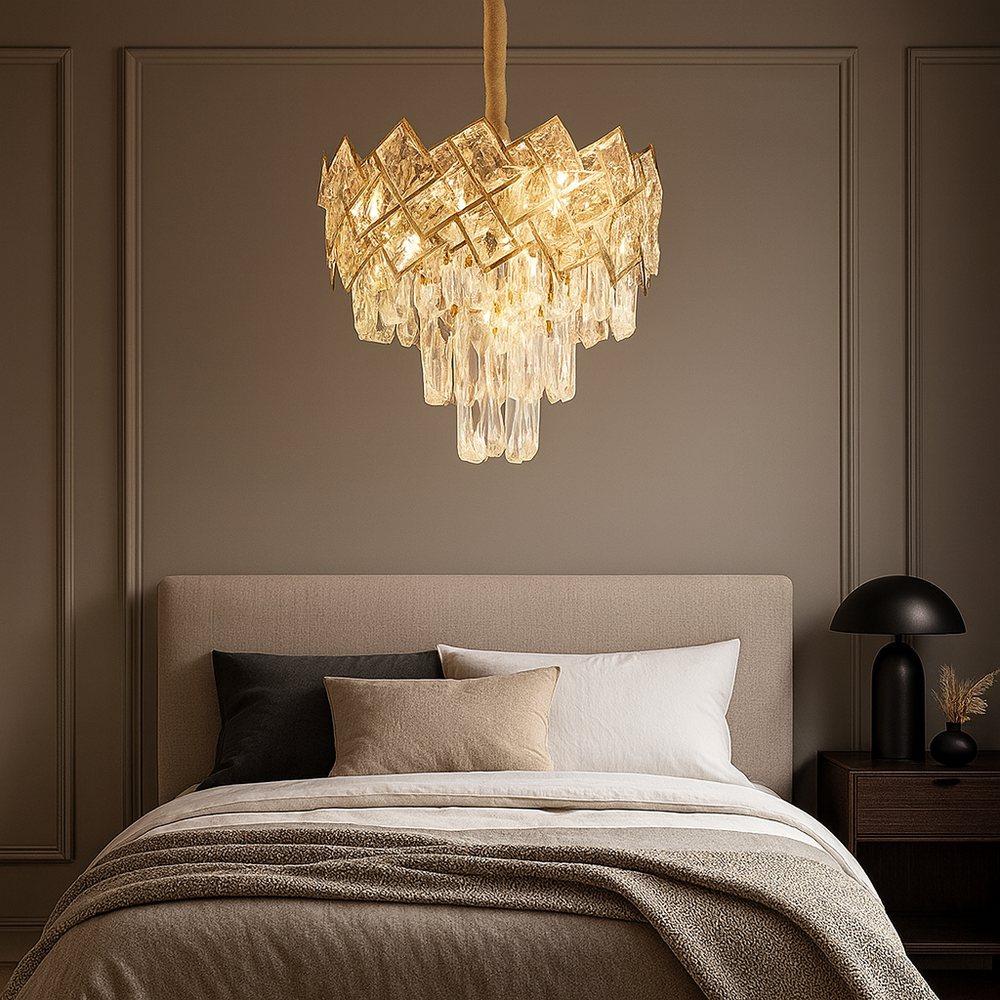 Candelabru rotund din cristal auriu Ø300 mm, montat central pentru lumina calda si decor luxos in dormitor