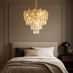 Candelabru rotund din cristal auriu Ø300 mm, montat central pentru lumina calda si decor luxos in dormitor