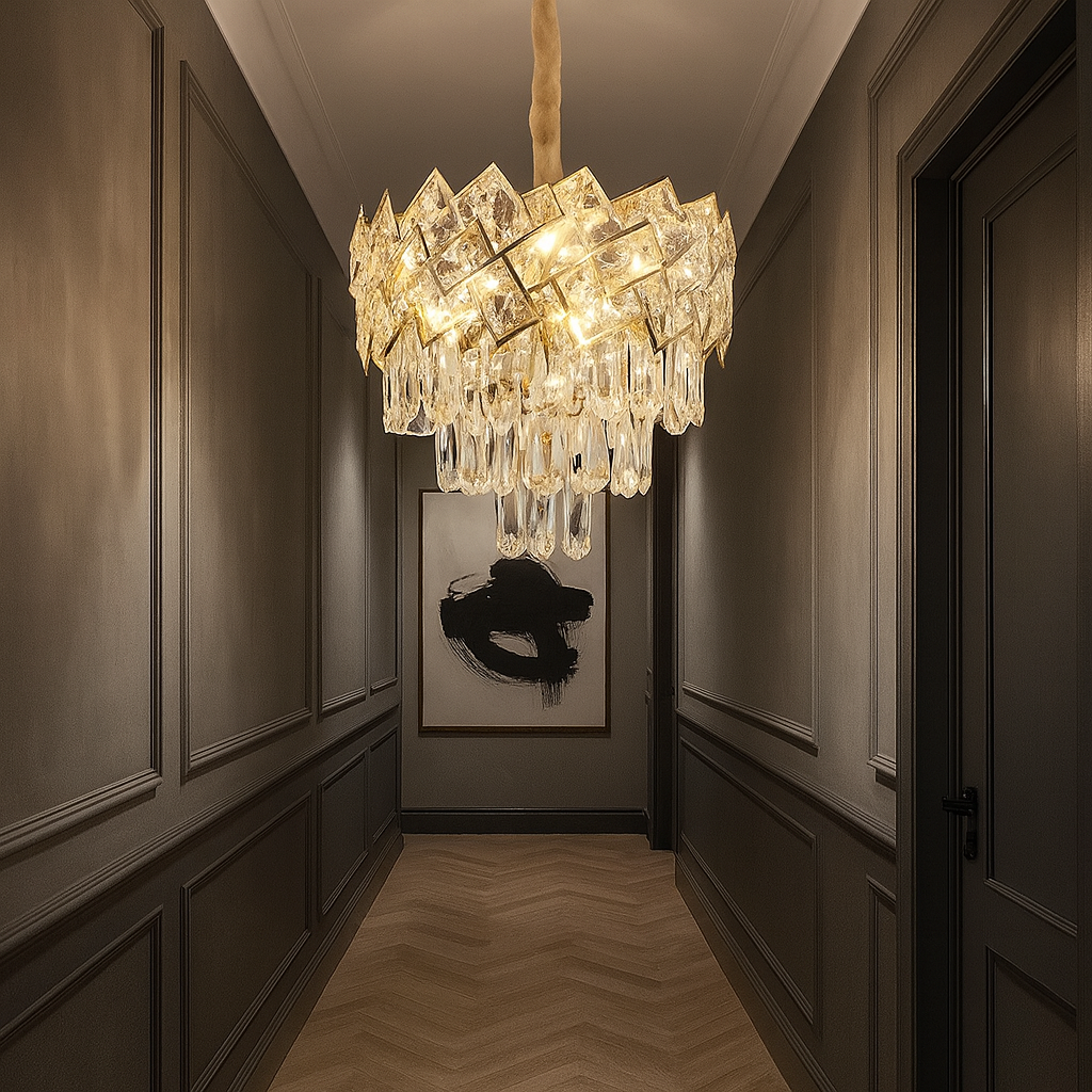 Candelabru rotund din cristal auriu Ø300 mm, reflexii verticale decorative si lumina eleganta intr-un hol rafinat