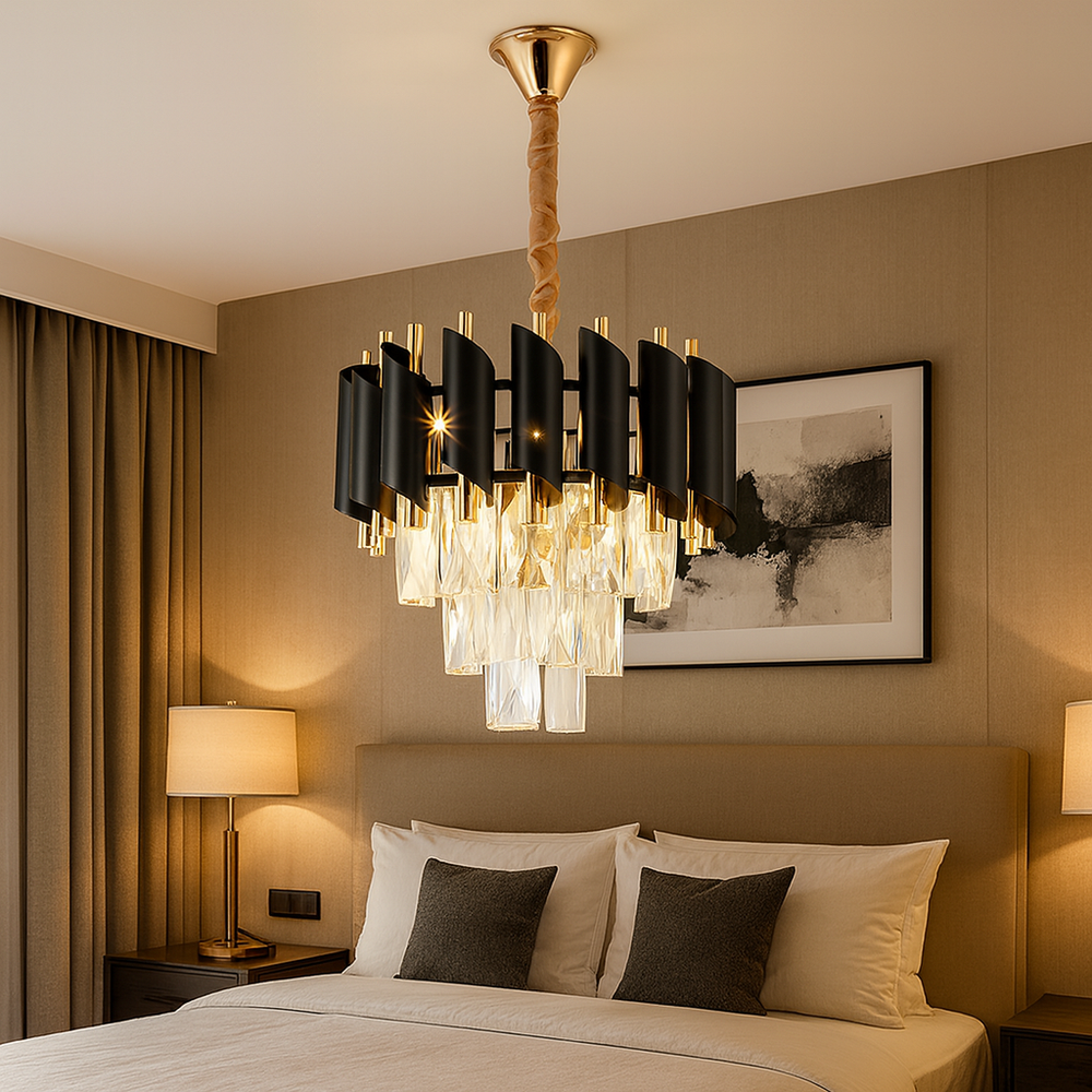 Candelabru rotund negru-auriu cu cristale, model mini 9001/300FG+BK, lumineaza elegant un dormitor modern, oferind o atmosfera calda.