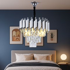 Candelabru rotund argintiu 9001-300 SY cu cristale, instalat in dormitor, creeaza lumina calda si o atmosfera sofisticata.