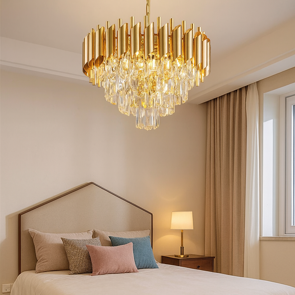 Candelabru rotund auriu 9001/300FG cu cristale lumineaza delicat dormitorul, oferind o atmosferă calda si accent glam.