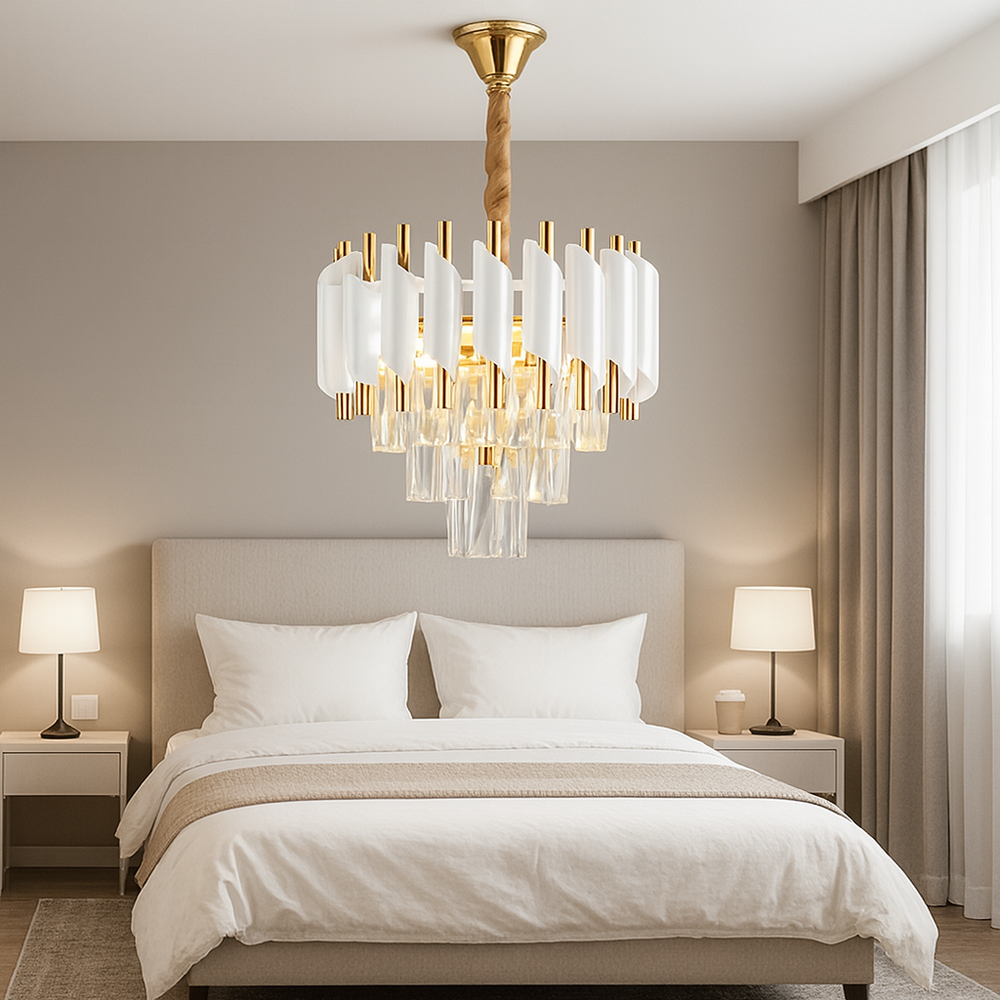 Candelabru rotund alb-auriu 9001-300 WH+FGD cu cristale creeaza o atmosfera calda si rafinata in dormitor, cu iluminare uniforma si eleganta.