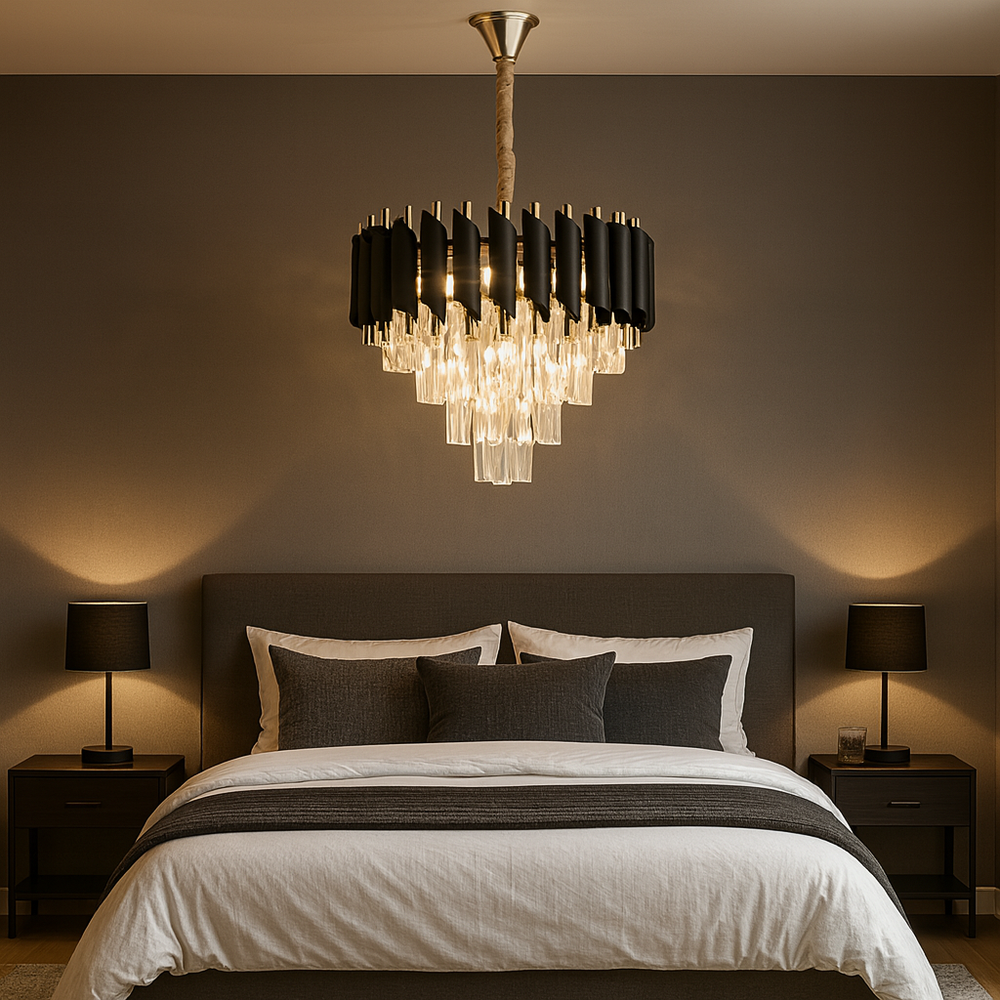 Candelabru rotund negru-auriu Ø400 mm cu cristale iluminand un dormitor modern, oferind o atmosfera calda si rafinata.