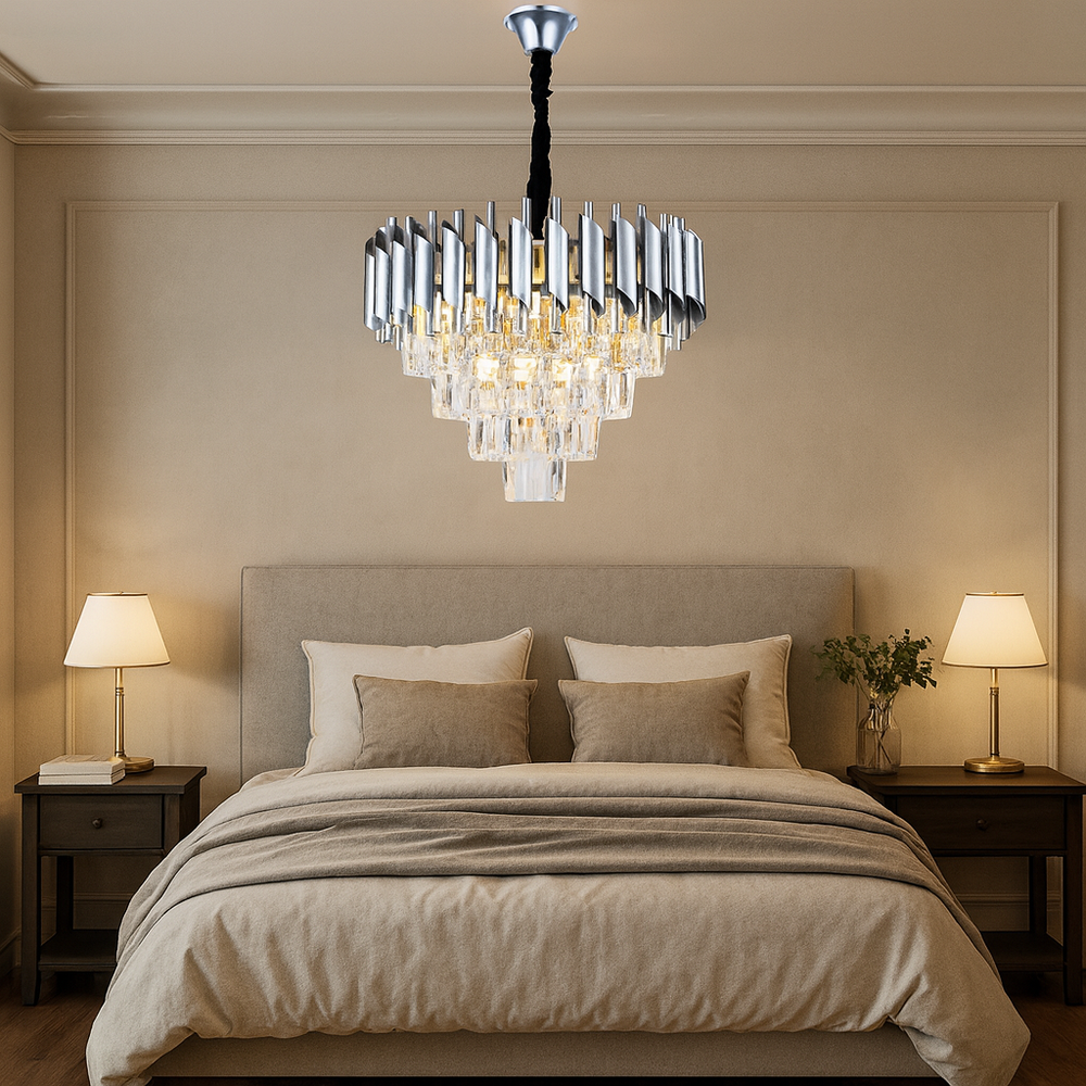 Candelabru rotund argintiu Ø400 mm cu cristale, iluminand un dormitor modern cu lumina uniforma si un efect rafinat.