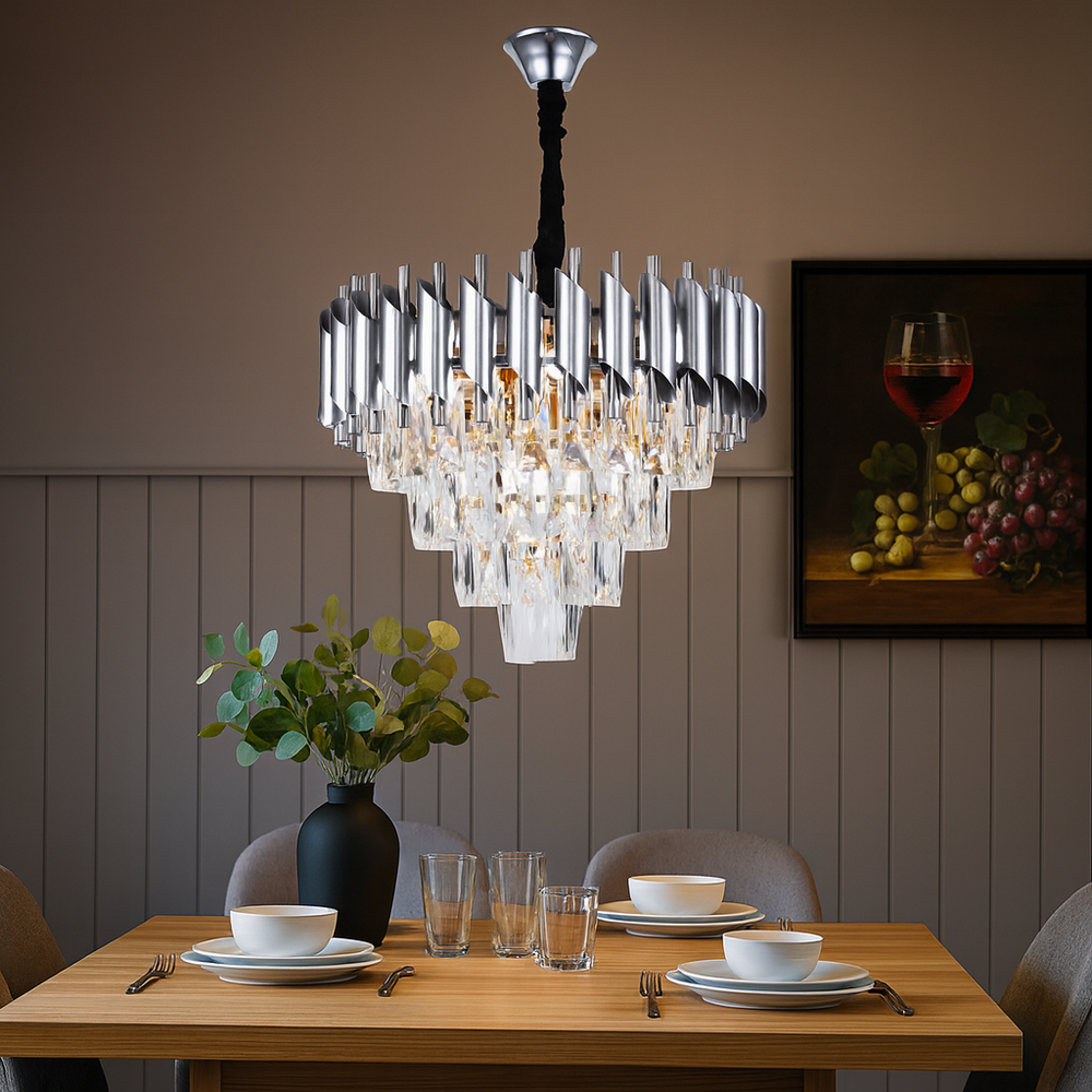 Candelabru rotund argintiu Ø400 mm cu cristale suspendat deasupra mesei de dining, adaugand eleganta si lumina puternica spatiului.