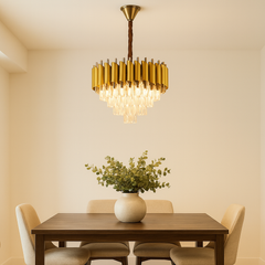 Candelabru rotund auriu Ø400 mm cu cristale iluminand zona de dining, oferind o atmosfera calda si un plus de eleganta.