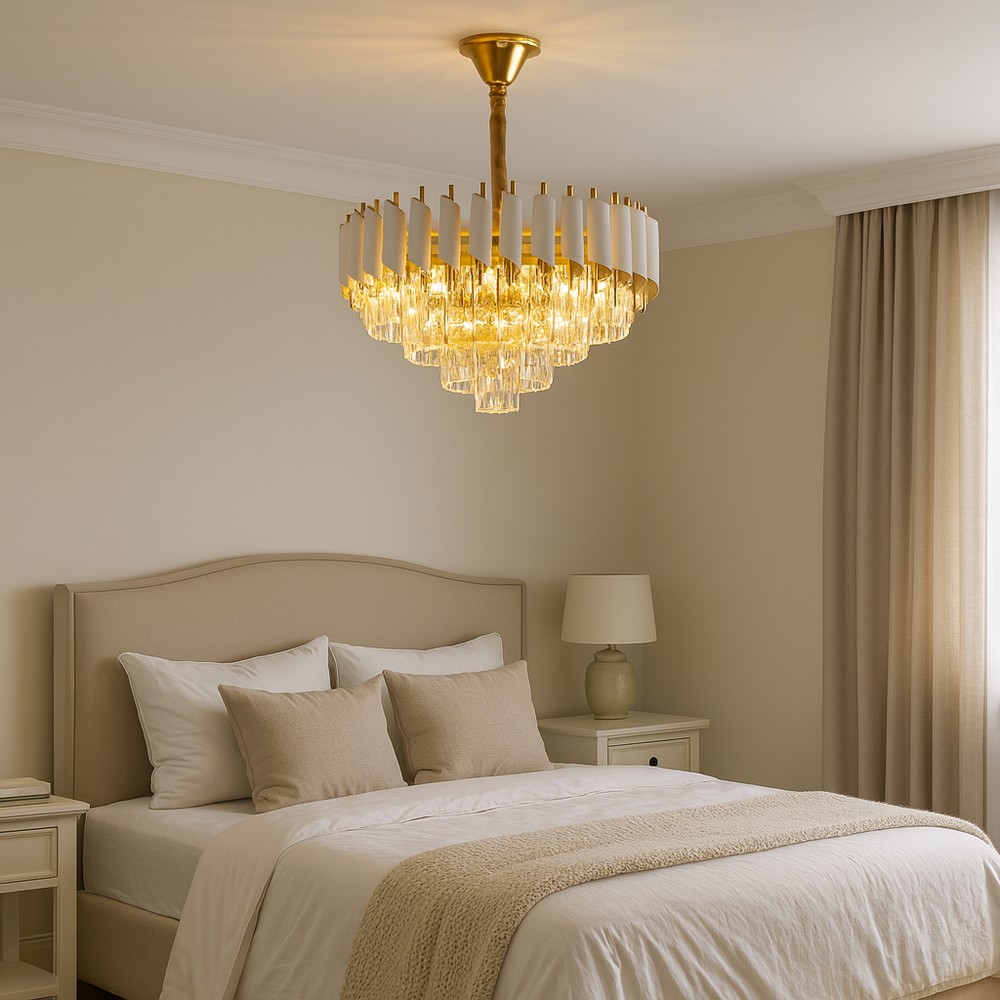 Candelabru rotund alb-auriu Ø400 mm cu cristale in dormitor, creand o atmosfera calda si un efect decorativ sofisticat.