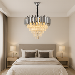 Candelabru rotund argintiu cu accente aurii și cristale, oferind o lumină modernă și rafinată într-un dormitor elegant.