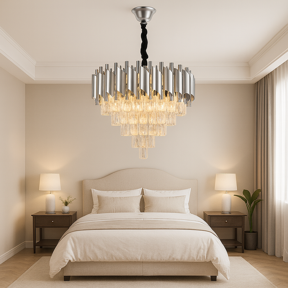 Candelabru rotund argintiu cu cristale, oferind o lumina eleganta si moderna unui dormitor spatios cu decor premium.