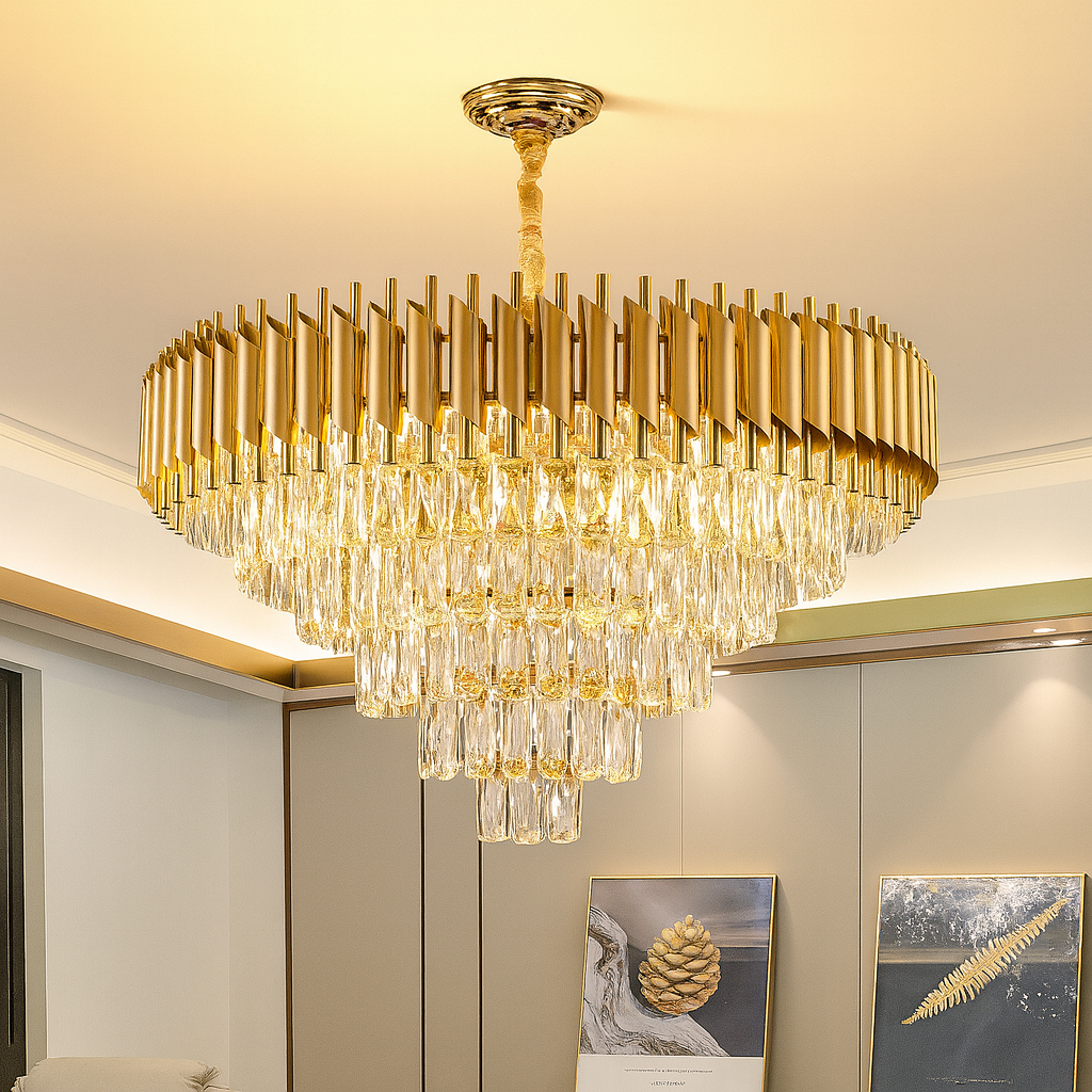 Candelabru rotund auriu cu cristale, devenind centrul vizual luxos al unui living modern și spațios.