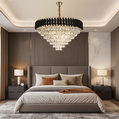 Candelabru piramidal auriu-negru cu cristale, oferind o lumin luminoasa si eleganta unui dormitor modern si spatios.