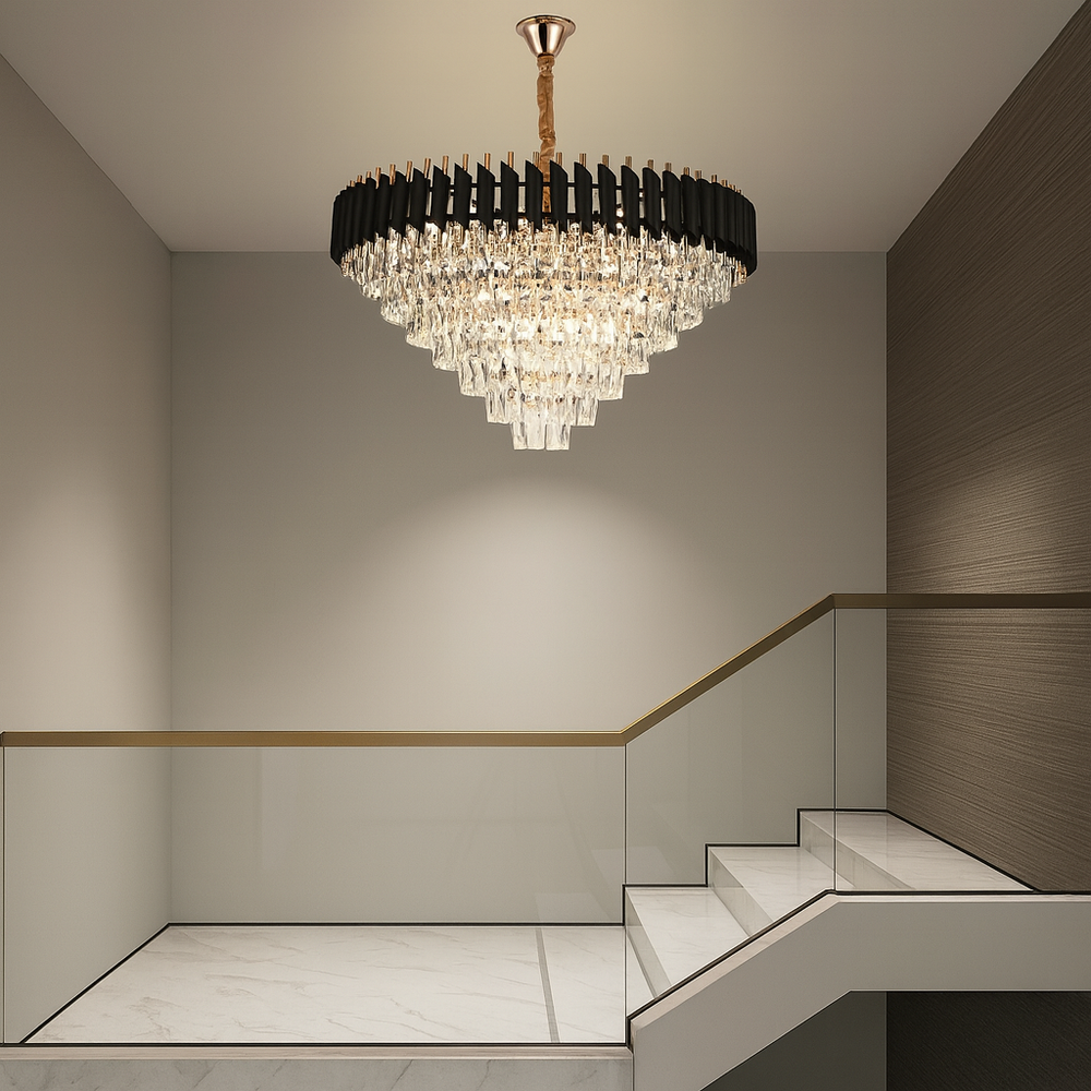 Candelabru piramidal auriu-negru cu cristale, luminand armonios o casa a scarilor mare si luxoasa.