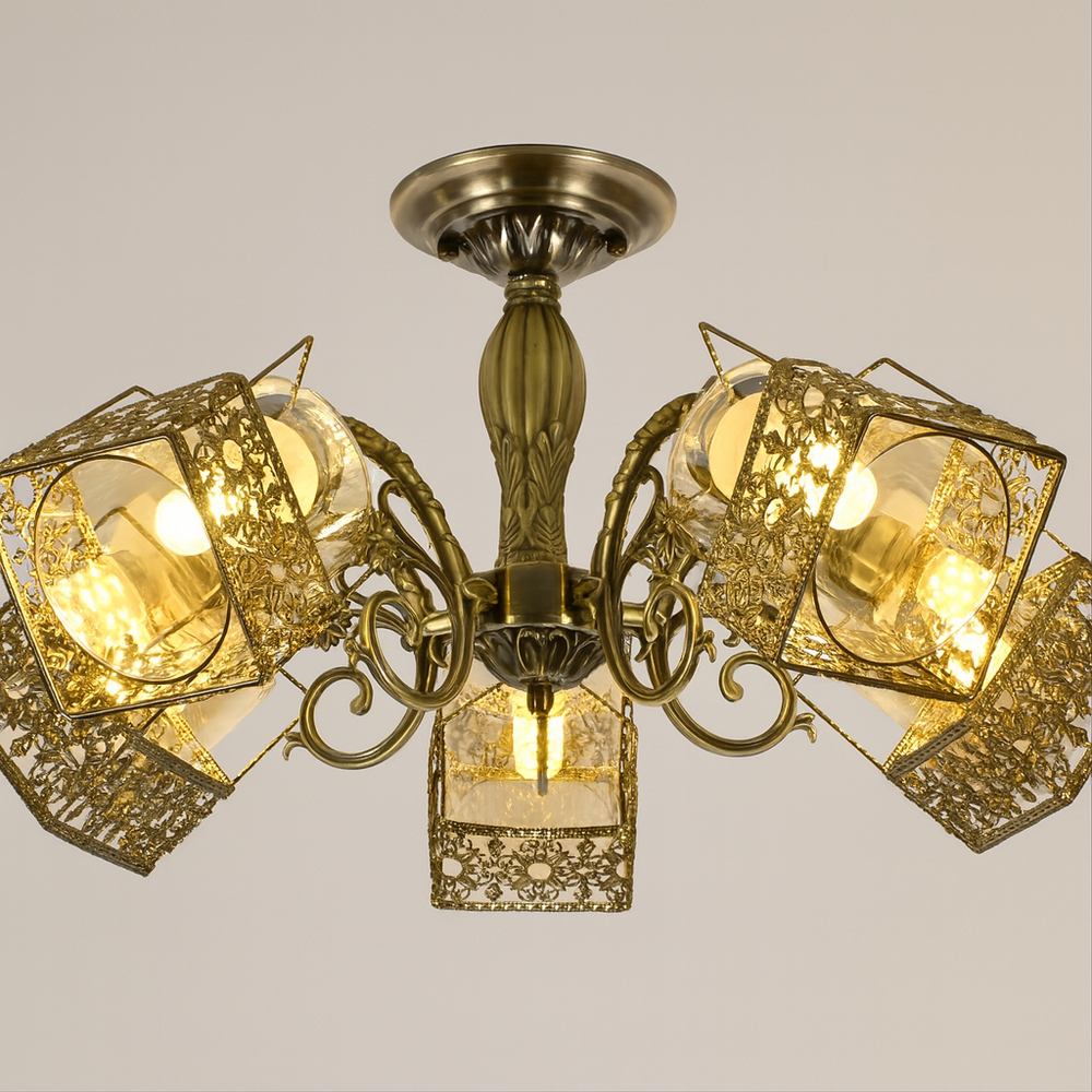 Candelabru cu 5 brate bronz antic si abajururi din sticla creeaza in dormitor o atmosfera calda, clasica si relaxanta.