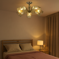 Candelabru cu 5 brate bronz antic si abajururi din sticla creeaza in dormitor o atmosfera calda, clasica si relaxanta.