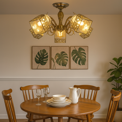 Candelabru decorativ cu 5 brate bronz antic si sticla transparenta lumineaza masa de dining, adaugand stil vintage elegant.