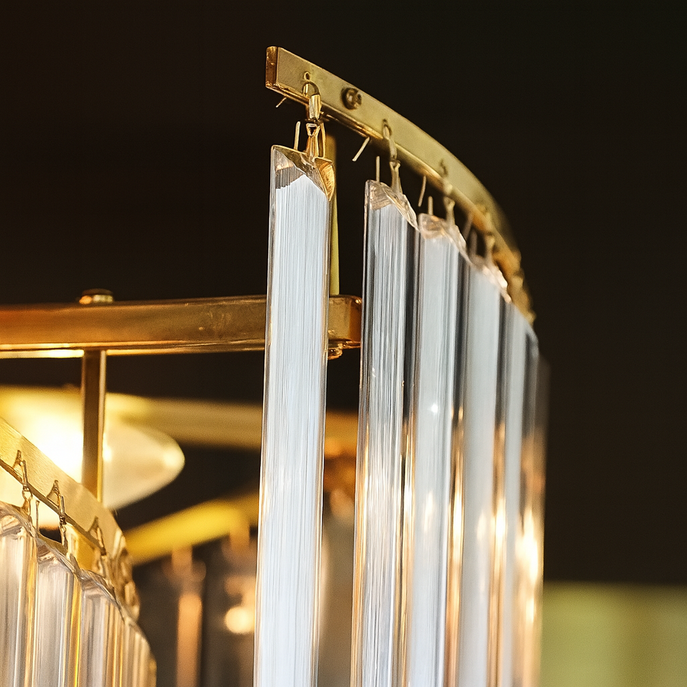 Candelabru modern cu 5 surse E27, finisaj auriu lucios si elemente transparente, lumineaza elegant livingul cu efect decorativ rafinat.