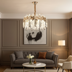 Candelabru LED rotund auriu Ø380 mm cu cristale verticale, montat in living elegant, iluminare LED 144W, design glam rafinat