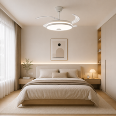 Lustră LED cu ventilator A103L-M instalată într-un dormitor modern, finisaj alb, pale retractabile transparente, iluminare LED și boxă Bluetooth integrată.