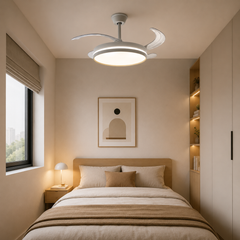 Ventilator de tavan LED A106L instalat într-un dormitor modern, finisaj alb, pale retractabile transparente și iluminare LED cu telecomandă.
