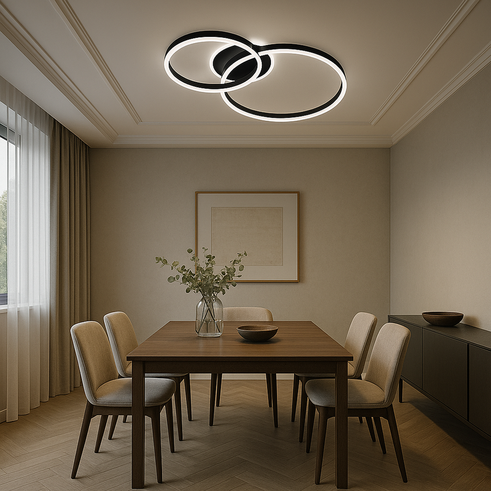 Lustra LED modernă cu doua cercuri negre si telecomanda, instalata in zona de dining, oferind luminare clara si un aspect decorativ modern.
