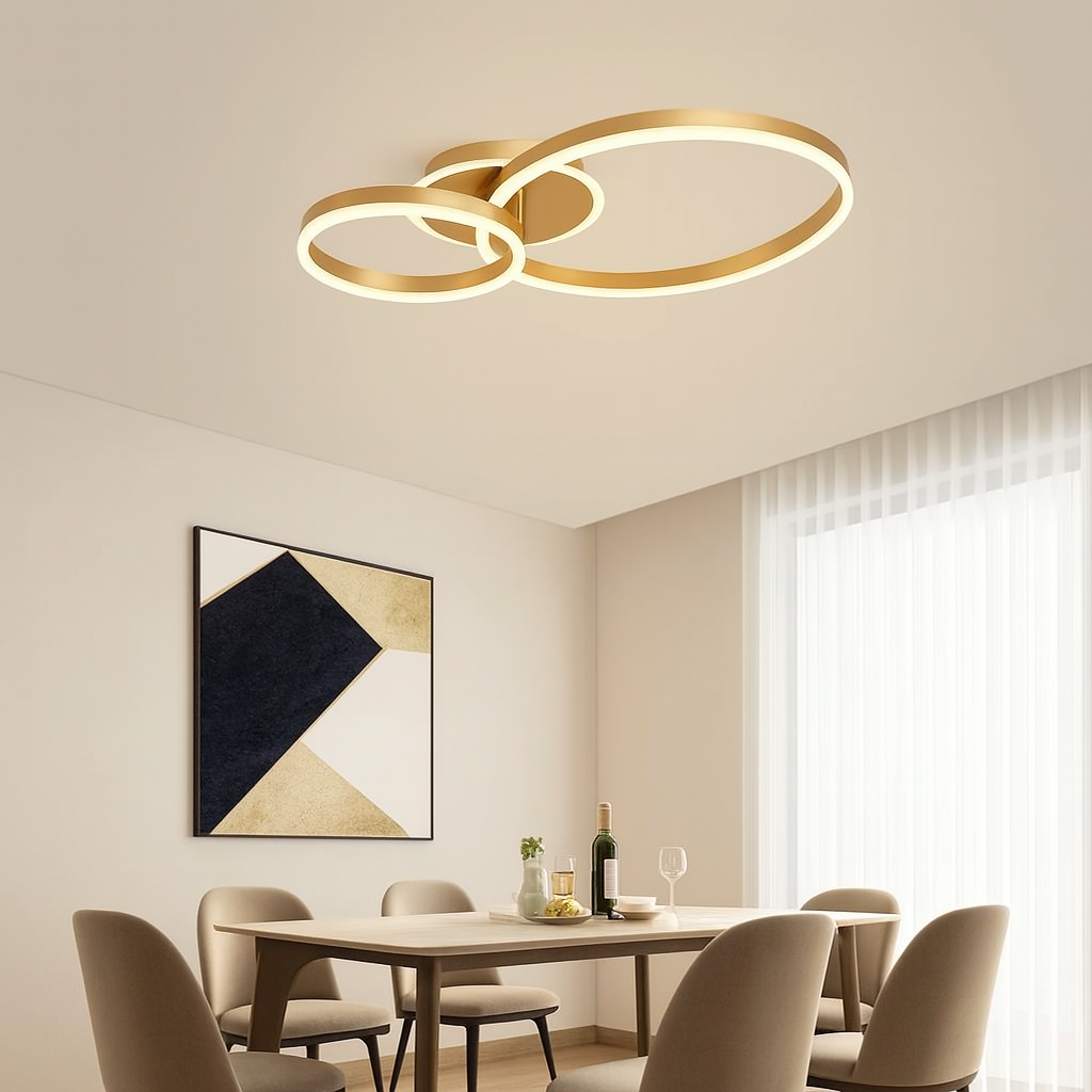 Lustra LED cu doua inele aurii suprapuse si telecomanda, montata in zona de dining, oferind luminare clara si stil modern elegant.
