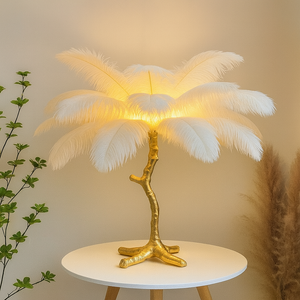 Veioza Decorativa cu Pene Albe si Baza Aurie, Design Glam