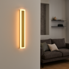 Aplica LED 71103/600PLG auriu mat, lumina calda 3000K, montata vertical in living modern, design subtire pentru accent decorativ.